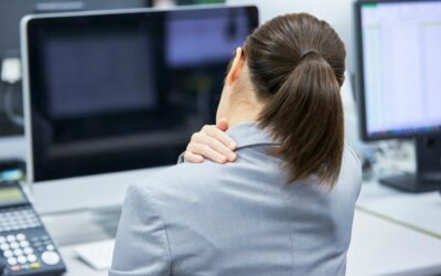 Der Nacken meldet sich – was Büroarbeit mit unserem Körper macht (und was helfen kann)